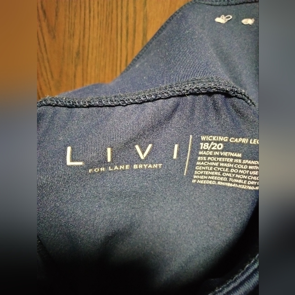 LIKE NEW Livi For Lane Bryant Wicking Capri - Picture 2 of 7